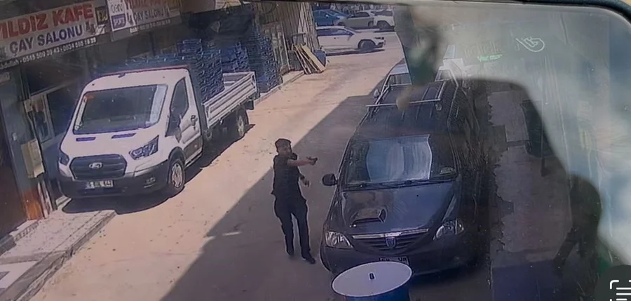 Bursa'da yan bakma yüzünden 2 kişi silahla vuruldu.