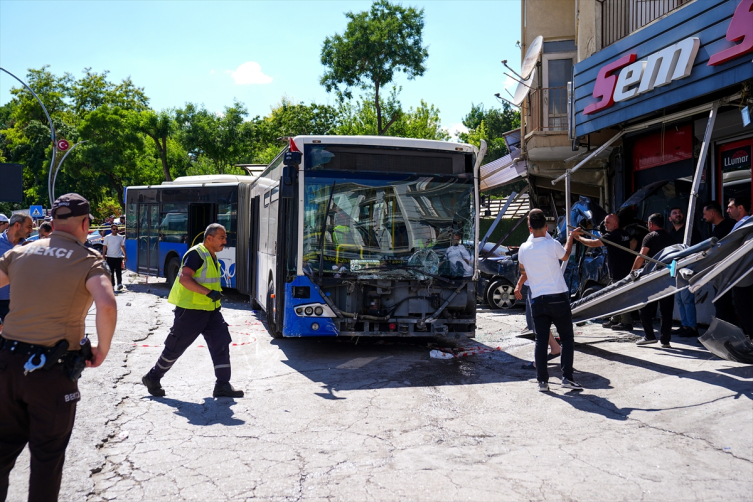 Ankara Mamak'ta EGO otobüsü kaza yaptı, 7 kişi yaralandı.