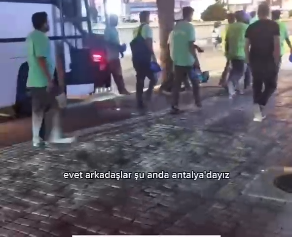 Antalya’da dikkat çeken görüntüler: Otobüsten onlarca Hindistanlı işçi indi