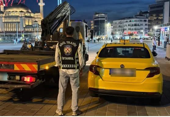 ABD’li turistten kısa mesafe yolculukta fazla ücret alan taksici tutuklandı