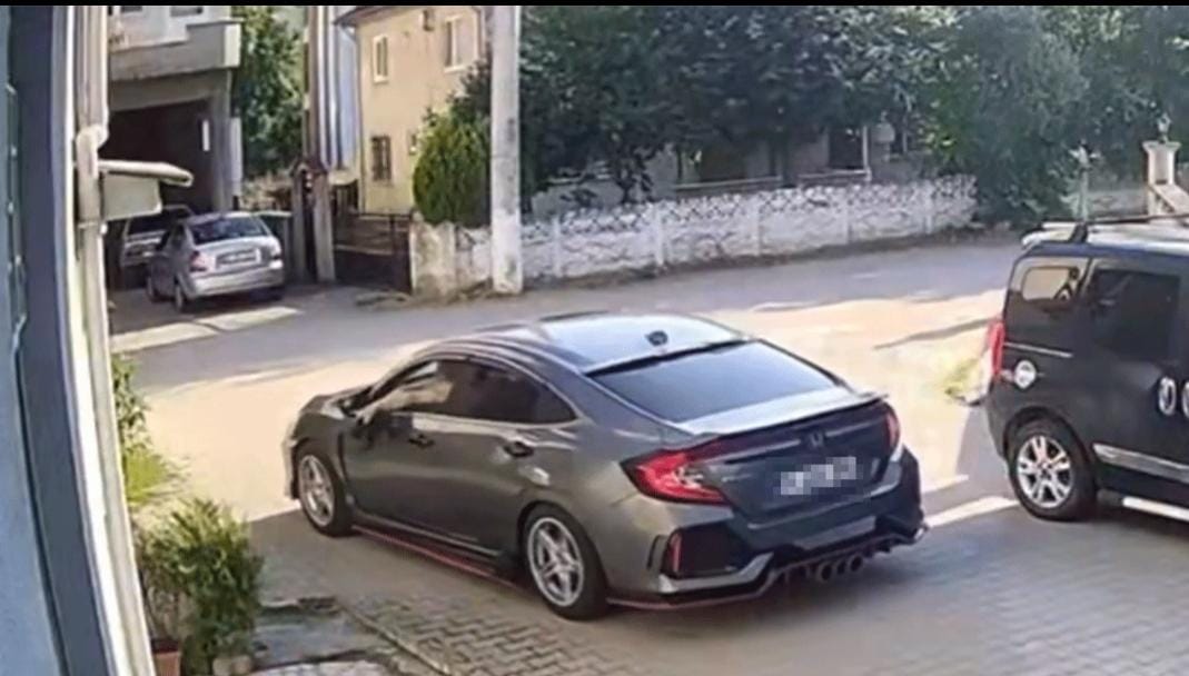 Sakarya'da araçtan atılan yavru kedi ezilerek öldü