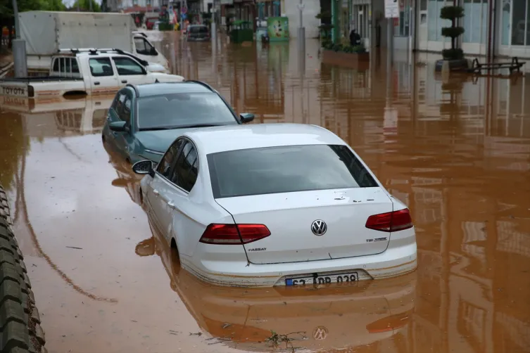Rize'de sağanak etkili oldu: Su baskınları ve heyelanlar yaşandı