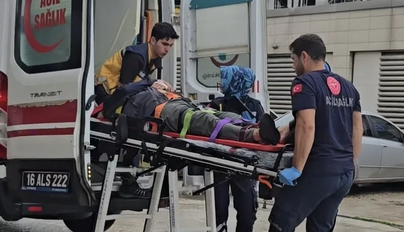 Kontrolden çıkan otomobil bariyerlere çarptı: Aynı aileden 4 kişi yaralandı