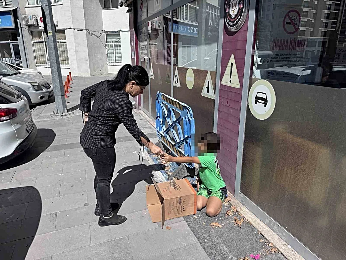 Çekirdek satan çocuğun tezgahındaki para ve eşyalarını çalan 3 kişi yakalandı