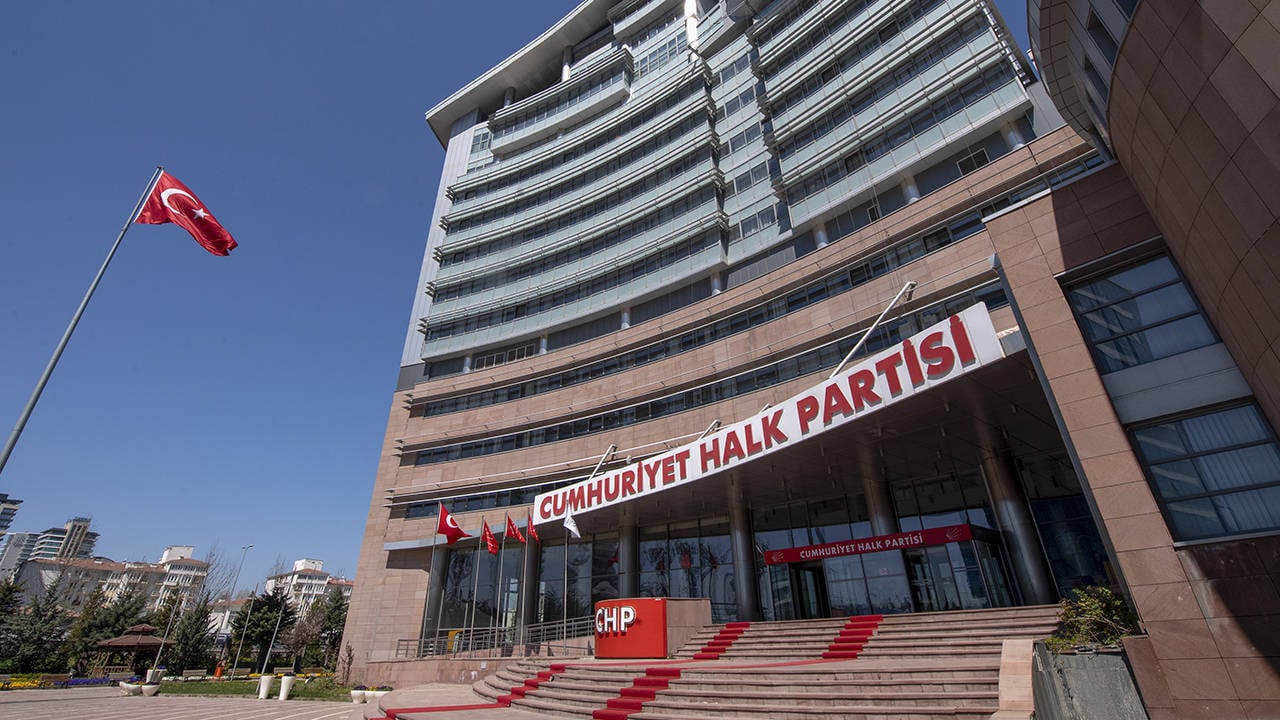 CHP'de 28 PM üyesi istifa etti