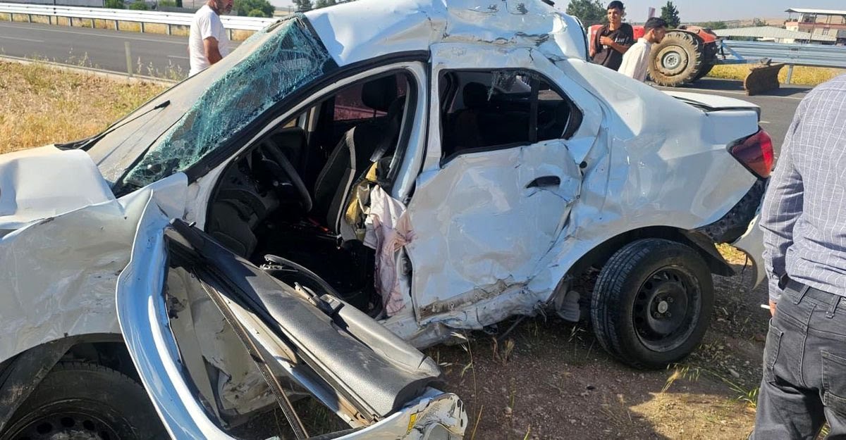 Gaziantep'te YKS'ye yetişmeye çalışan gençlerin otomobili tırla çarpıştı, biri hayatını kaybetti