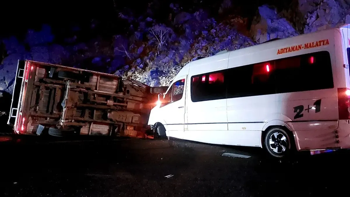 Giresun'da minibüs ile kamyonetin çarpıştığı kazada 23 kişi yaralandı