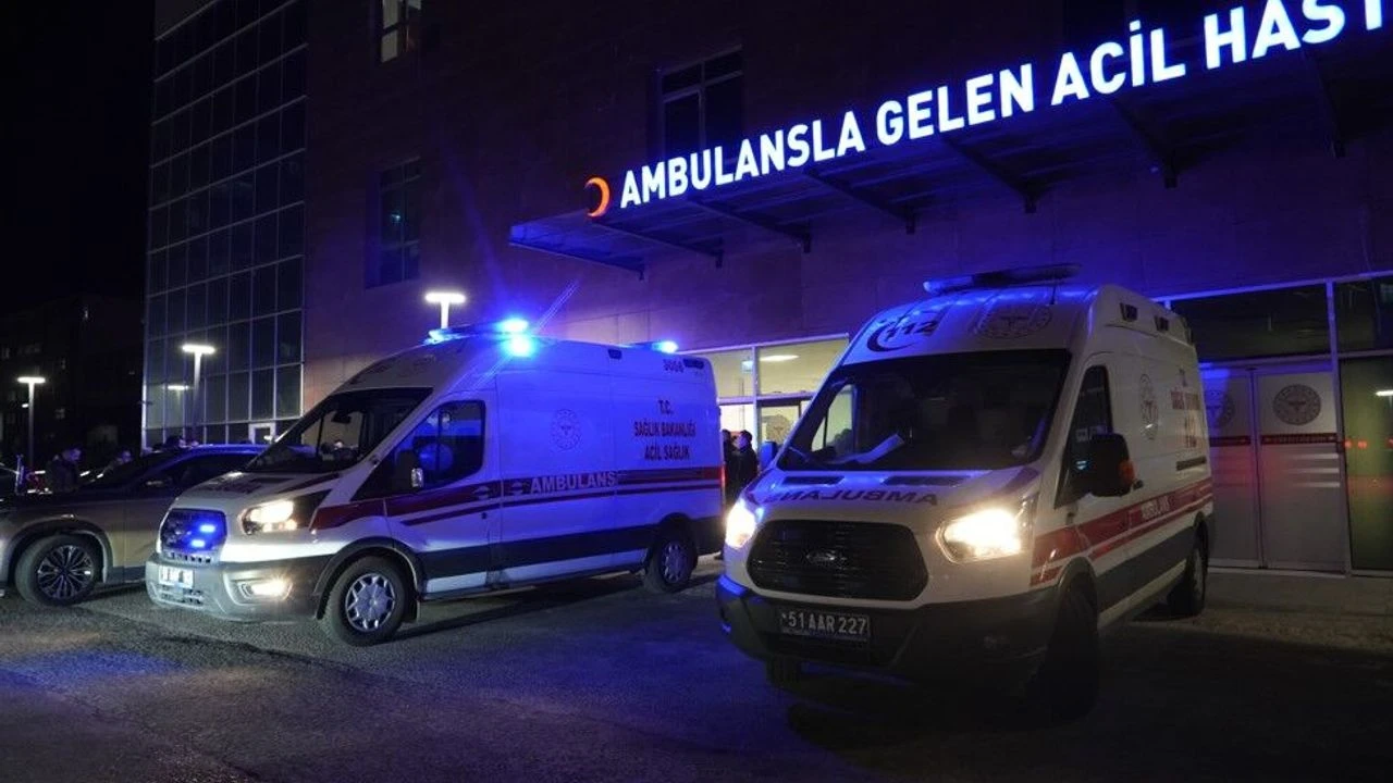 Boşanma aşamasındaki eşini okul önünde bıçakladı