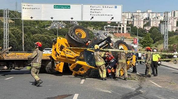Küçükçekmece'de çekiciyle taşıdığı iş makinesinin altında kalan sürücü öldü