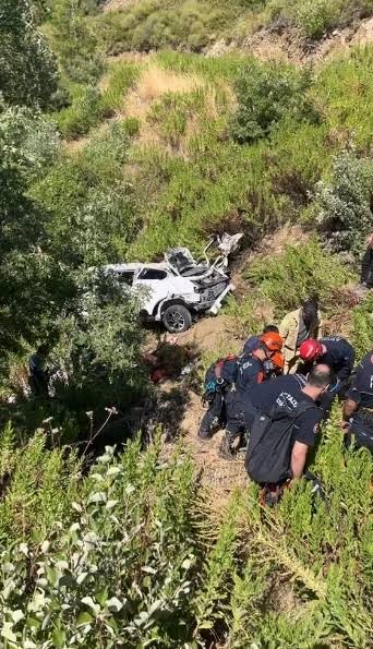 Antalya'da kontrolden çıkan araç uçuruma yuvarlandı: 5 ölü, 2 yaralı