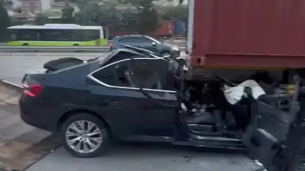 Kocaeli'nde TIR'a arkadan çarpan otomobildeki baba ve oğlu yaşamını yitirdi