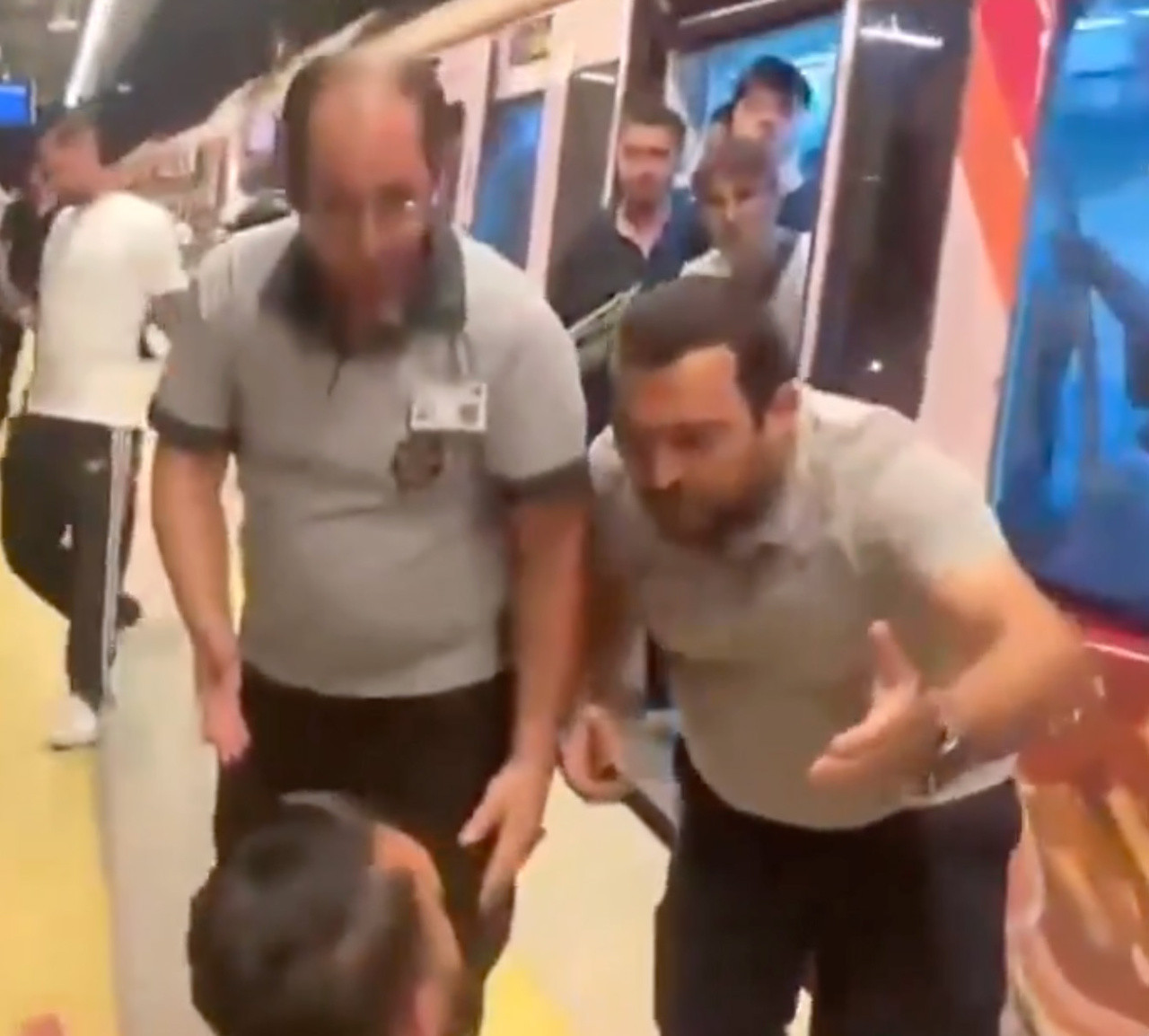 Marmaray’da Yolcu Kavgası Büyüdü: Güvenlik Görevlisine Saldıran Şahıs Tek Yumrukla Etkisiz Hale Getirildi