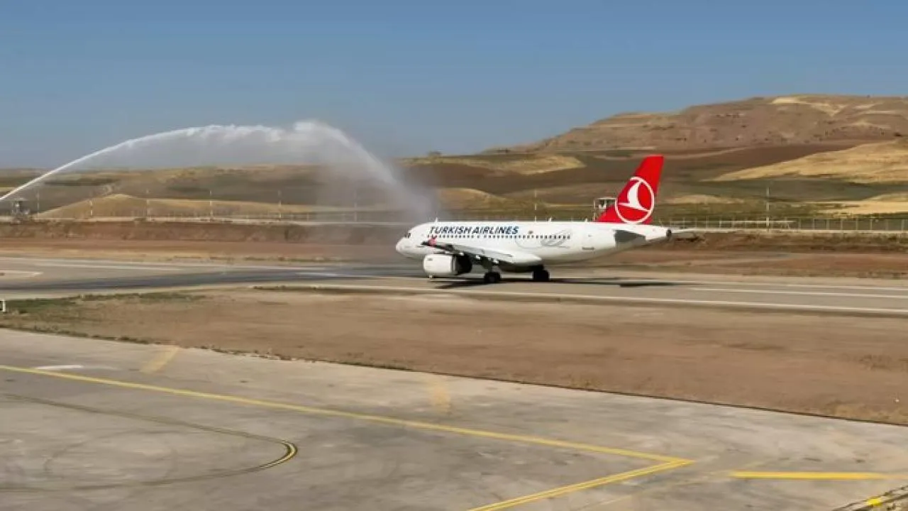 Yenileme çalışmaları kapsamında geçici olarak kapatılan Siirt Havalimanı'nda uçuşlar yeniden başladı.