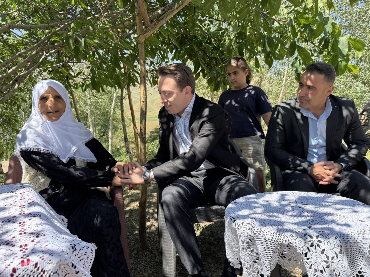 yuksekova-kaymakami-hulur-inegi-telef-olan-aileye-inek-ve-buzagi-hediye-etti_5b51bdd20be1